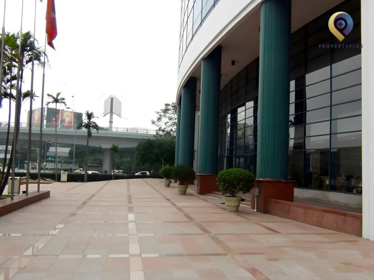 Khu vực sảnh ngoài tòa nhà Daeha Business Center với hàng cột lớn.